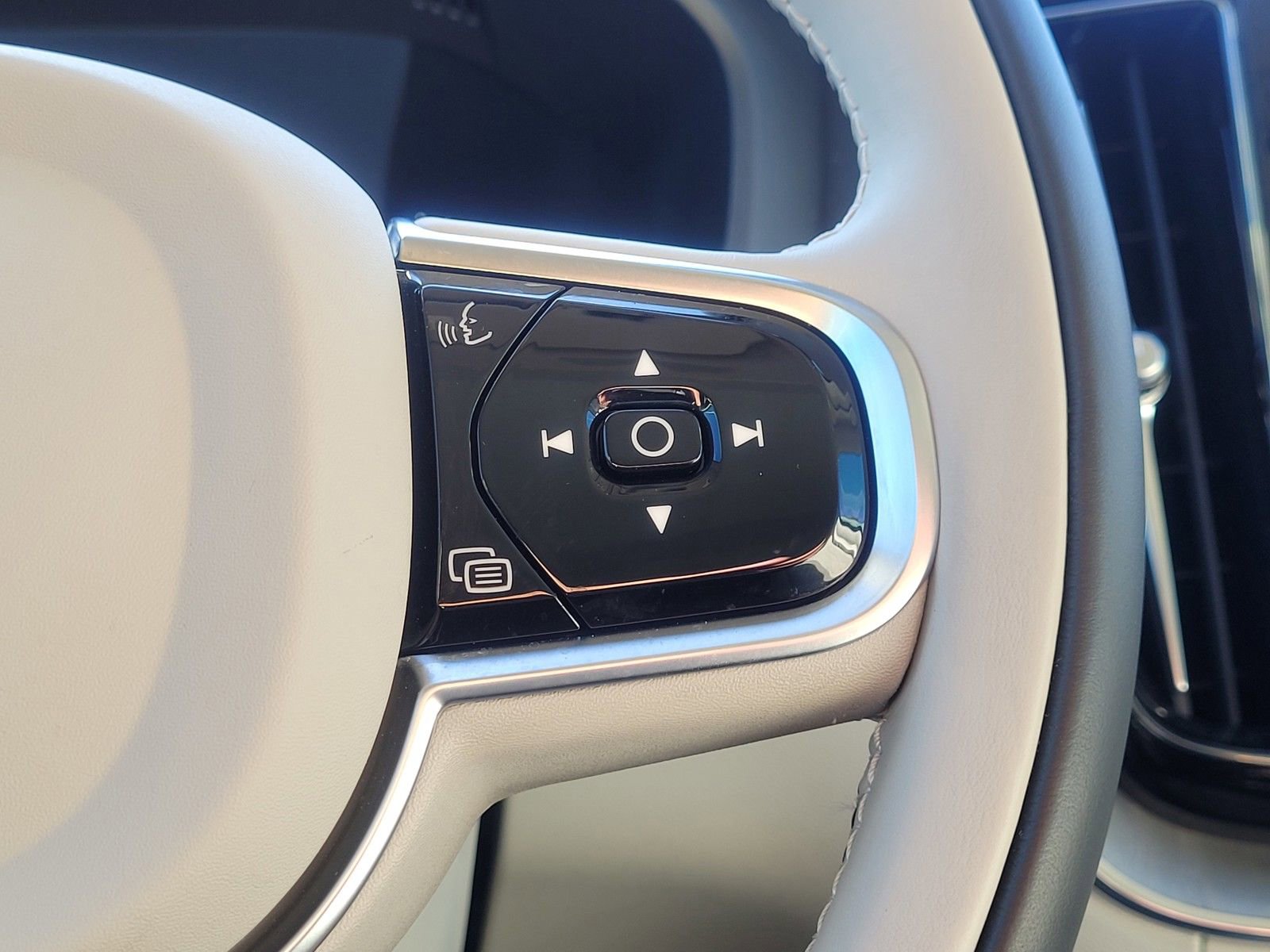 Certified 2024 Volvo XC60 T8 Ultimate w/ Protection Package Premier image 20