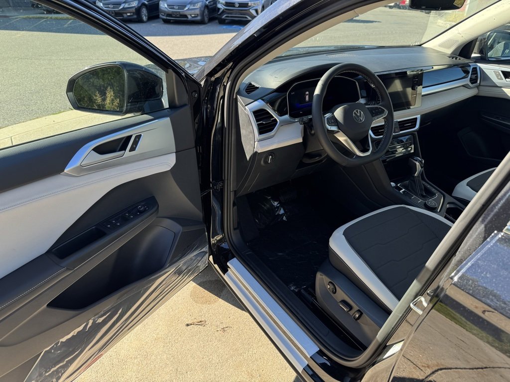 New 2025 Volkswagen Taos SE image 15