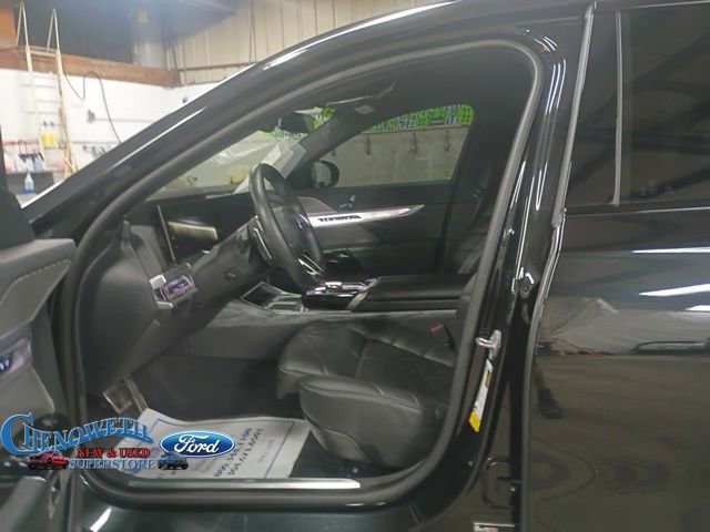 Used 2023 BMW 740i w/ Parking Assistance Package image 7