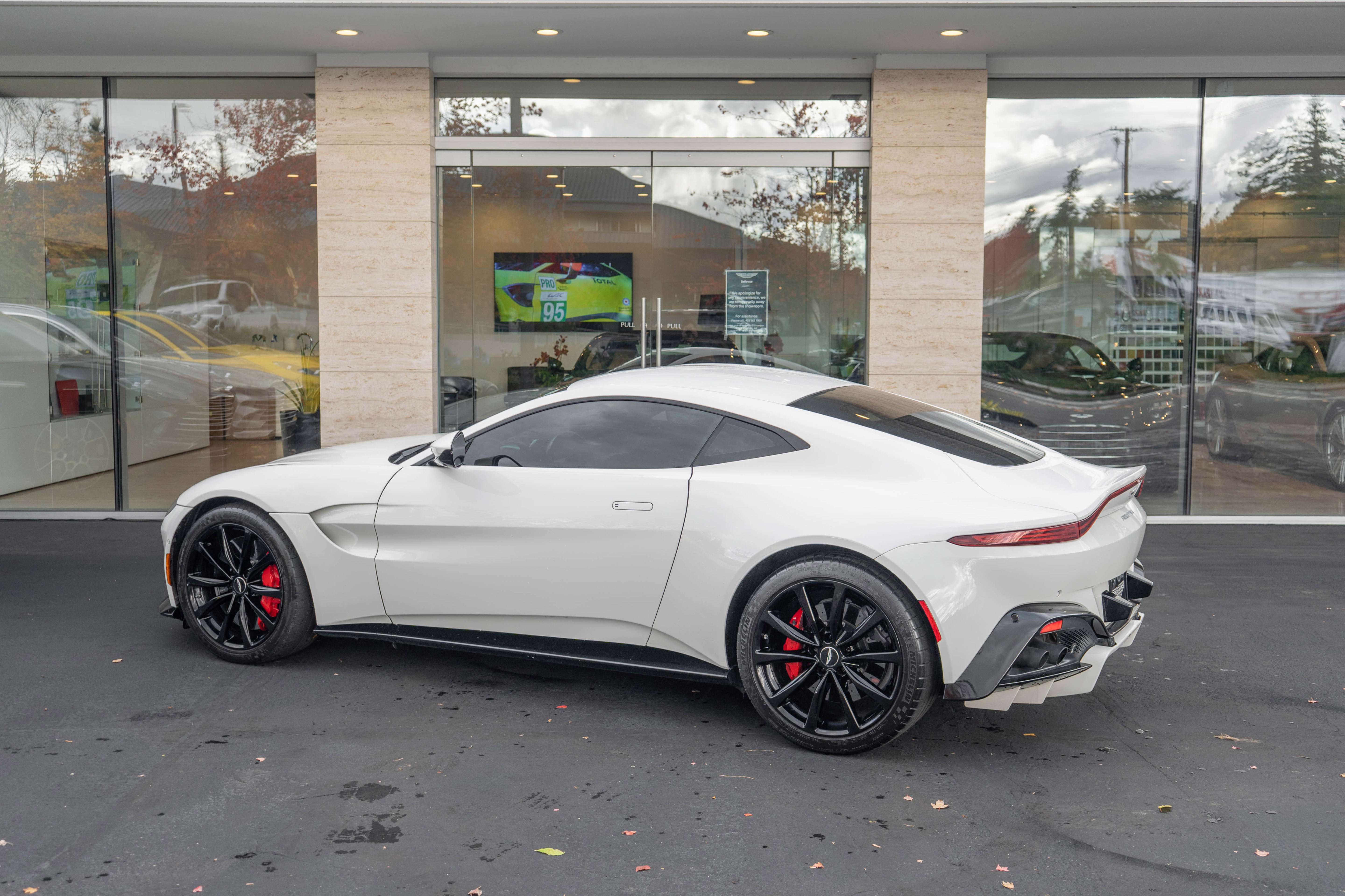 Used 2020 Aston Martin V8 Vantage Coupe RWD image 2
