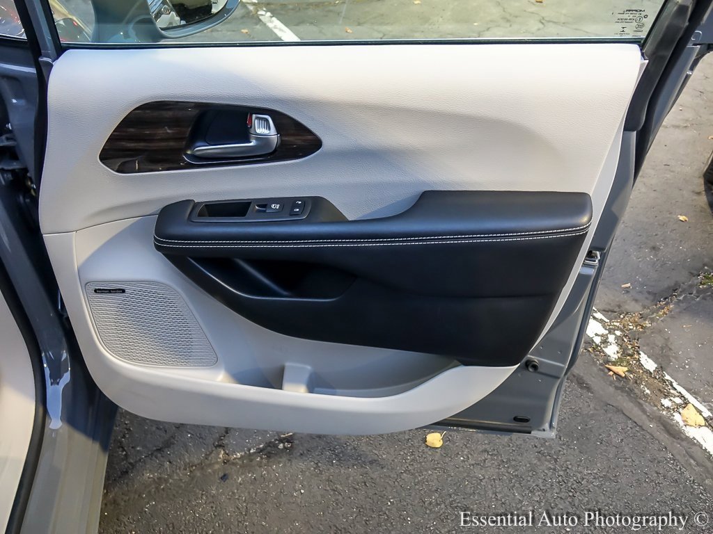 Used 2022 Chrysler Pacifica Limited w/ Uconnect Theater Family Group image 34