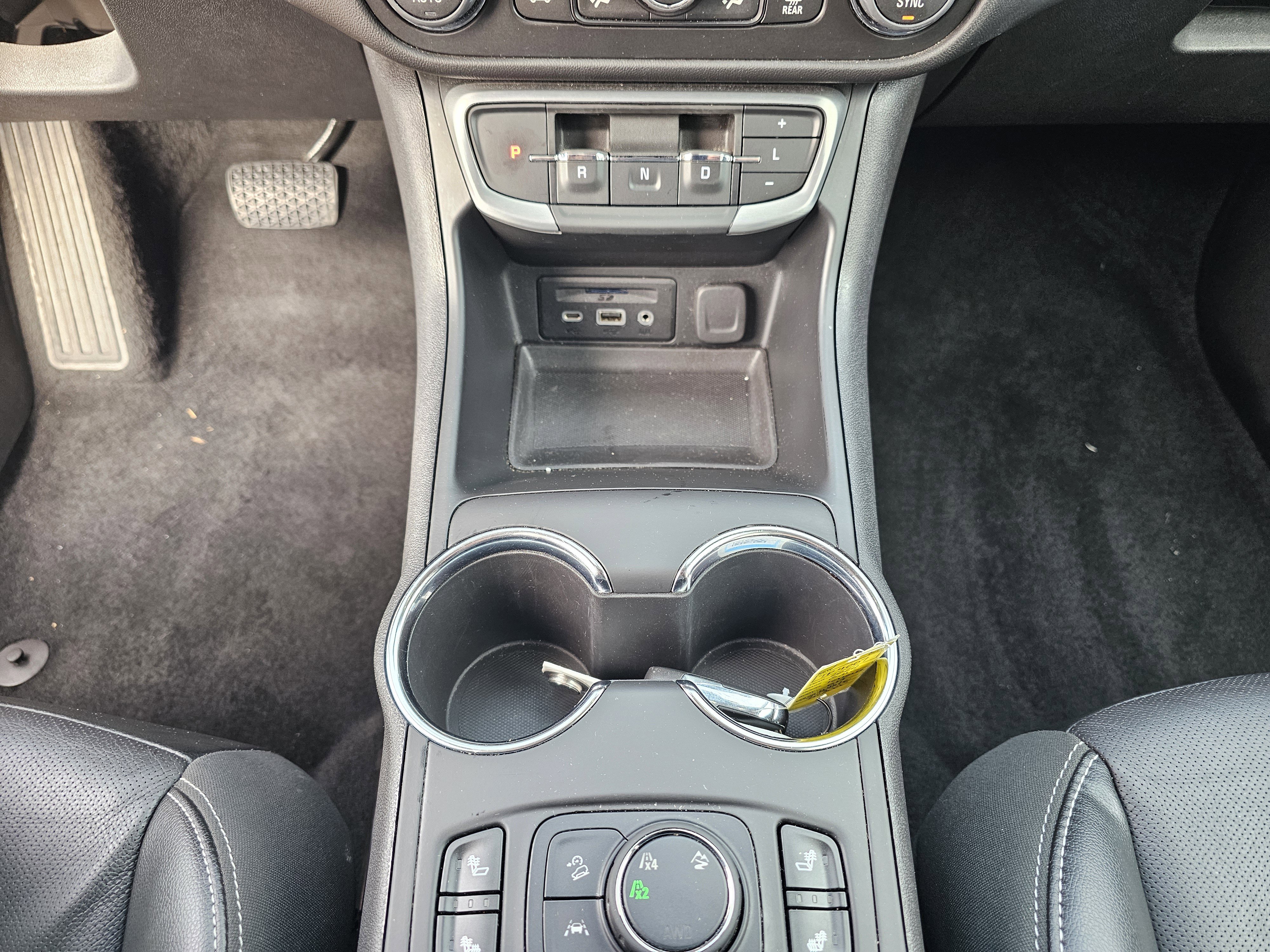 Used 2024 GMC Terrain SLT image 25