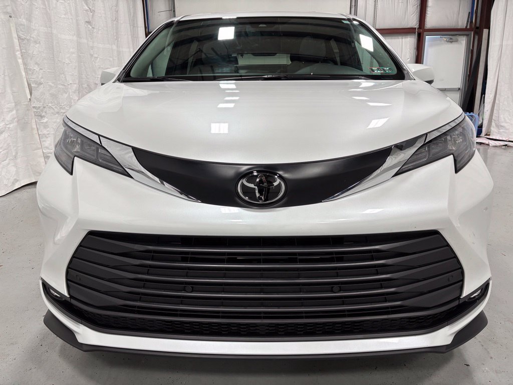 Used 2026 Toyota Sienna XLE AWD/4WD image 2