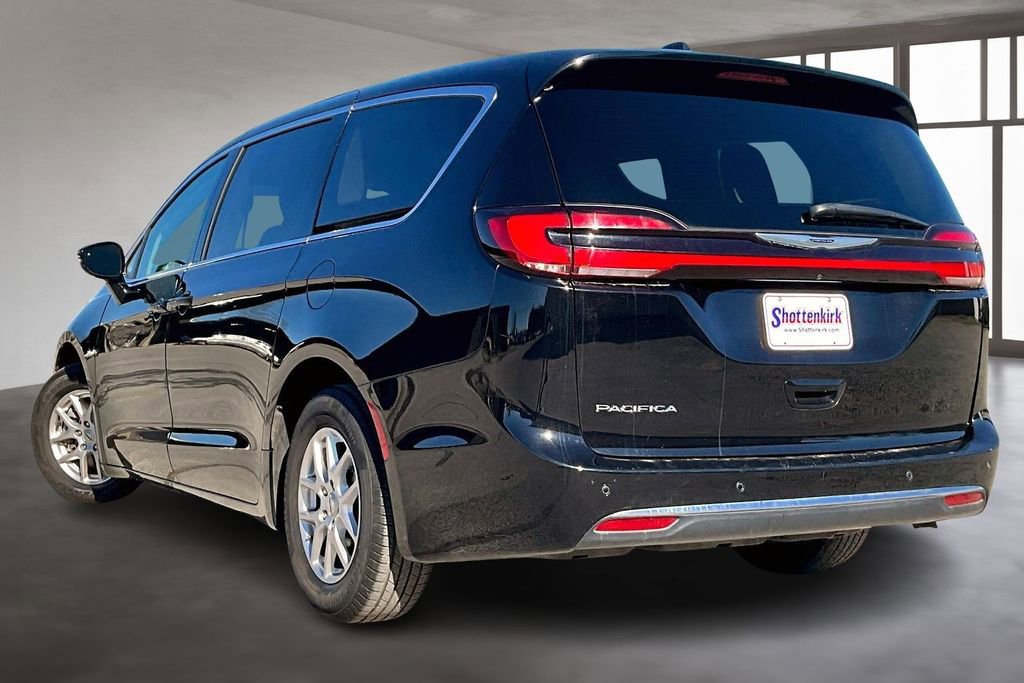 Used 2024 Chrysler Pacifica Touring-L image 4
