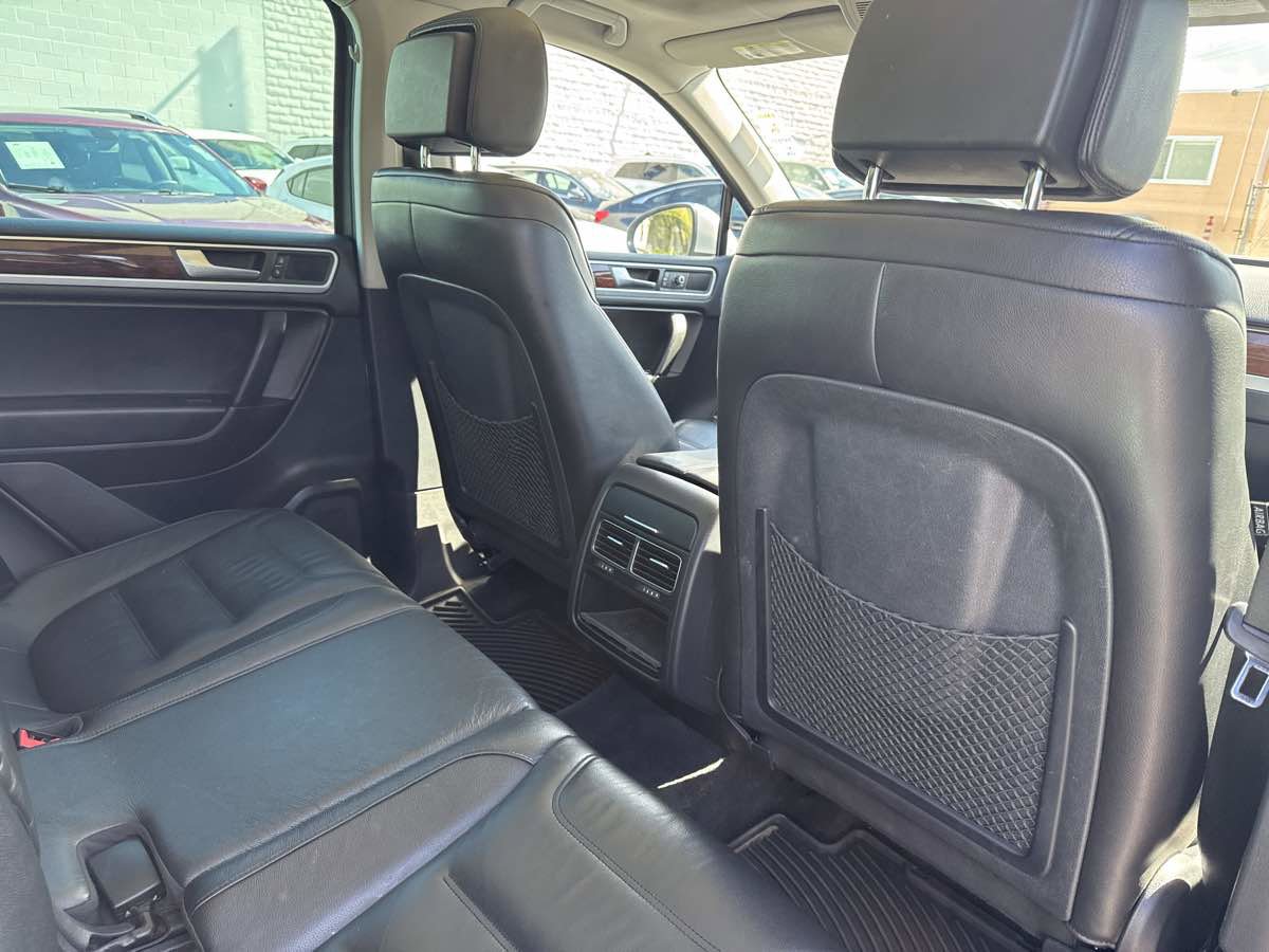 Used 2014 Volkswagen Touareg TDI image 12