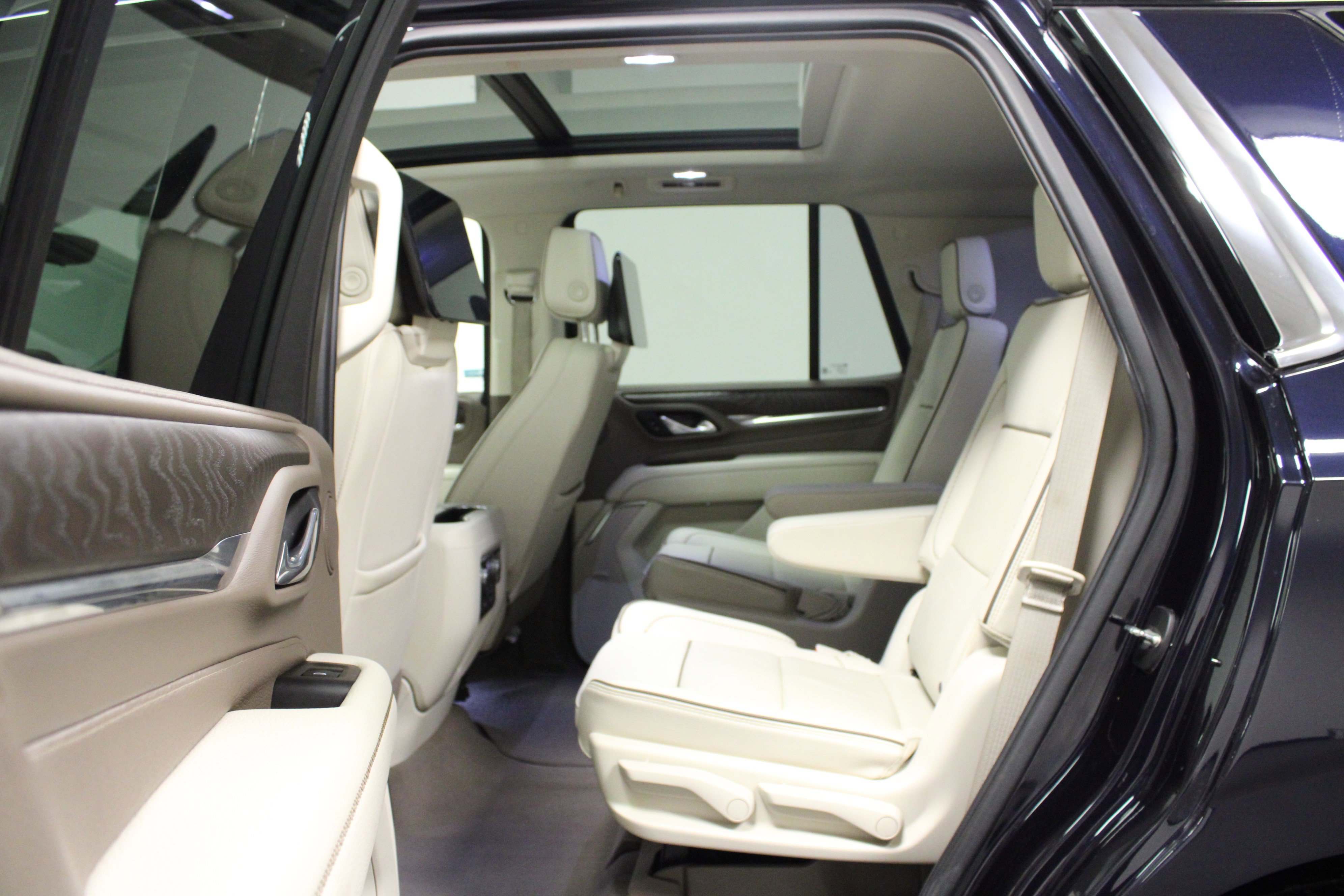 Used 2023 GMC Yukon Denali w/ Advanced Technology Package AWD/4WD image 14