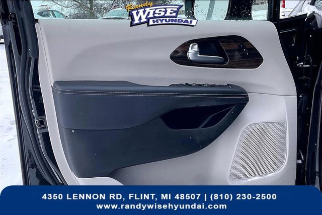 Used 2024 Chrysler Pacifica Limited image 23