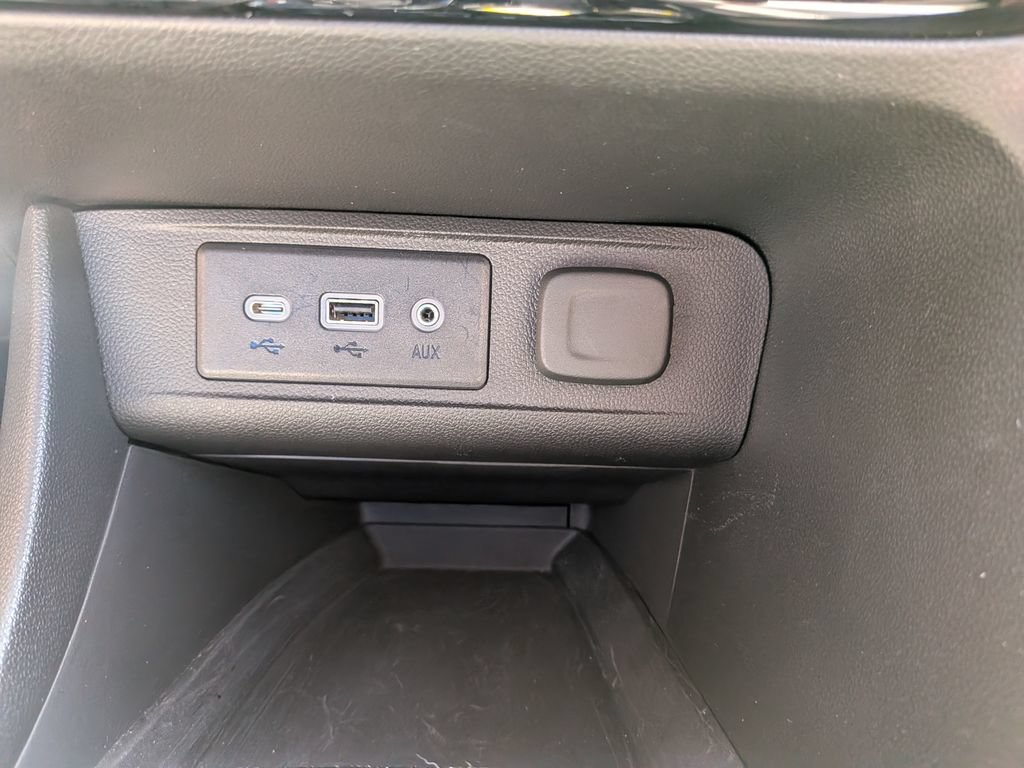 Used 2023 Buick Encore GX Preferred w/ Cold Weather Comfort Package FWD image 17
