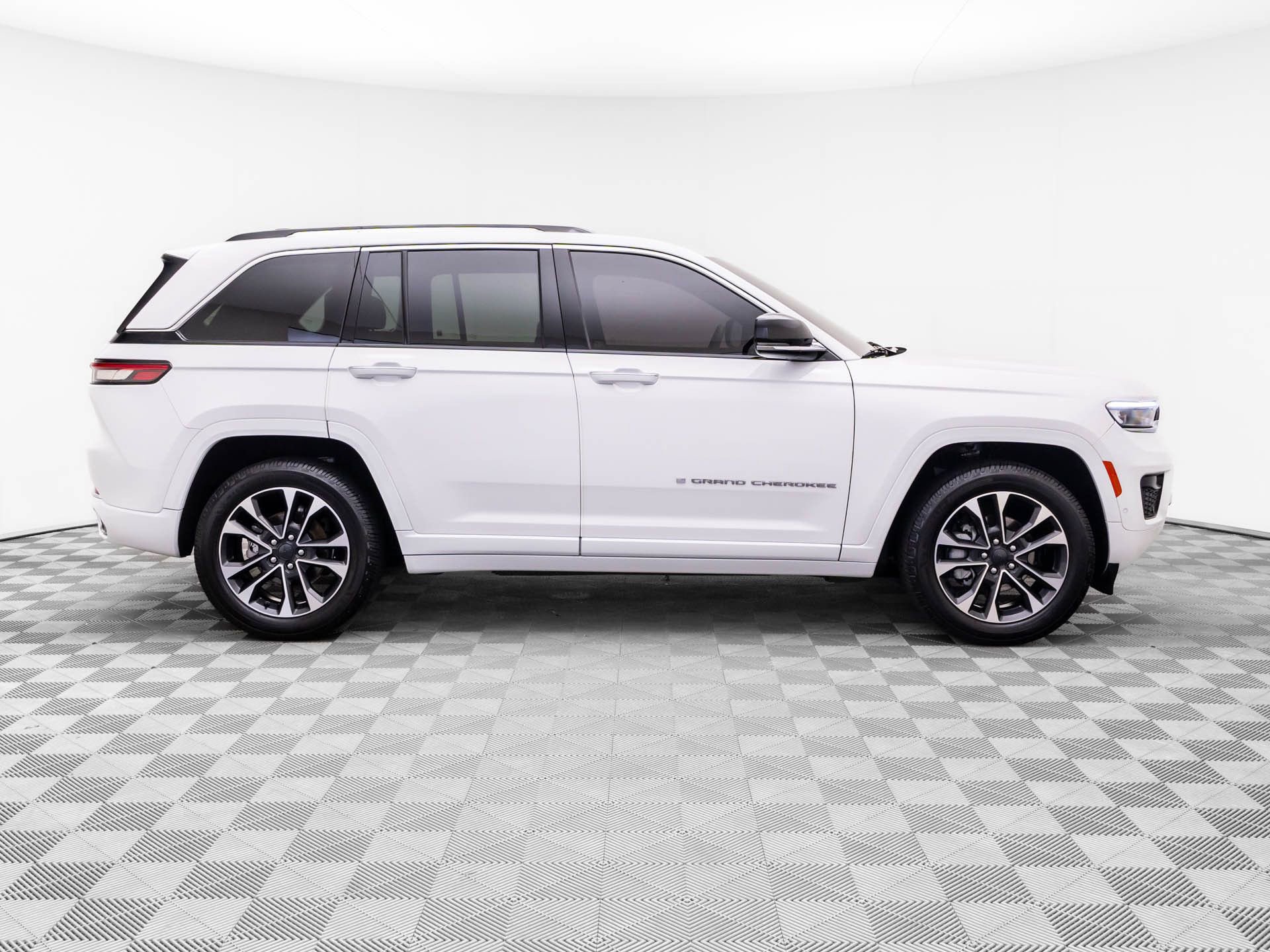 Used 2023 Jeep Grand Cherokee Overland image 7