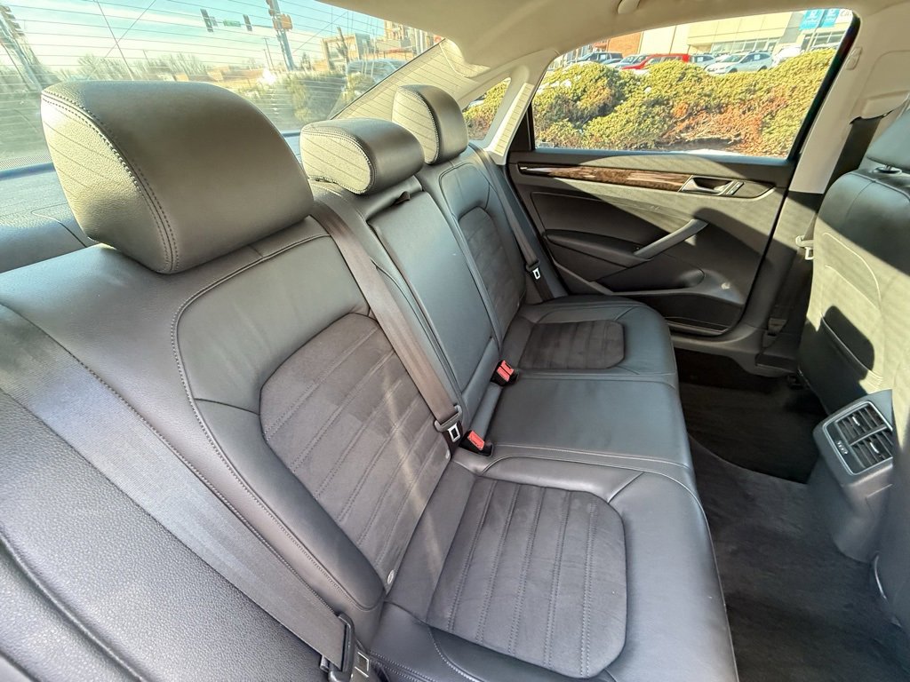 Used 2015 Volkswagen Passat TDI SEL Premium image 36
