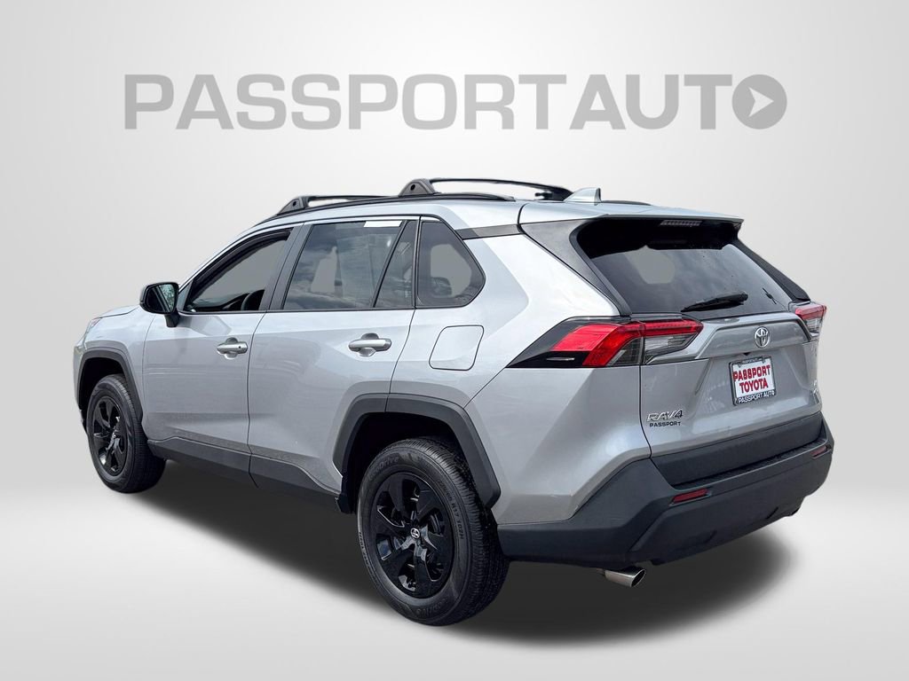 Used 2021 Toyota RAV4 LE AWD/4WD image 4