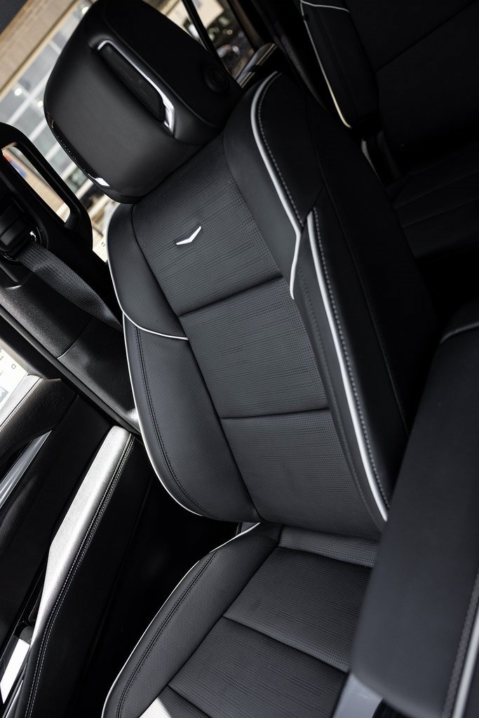 Used 2025 Cadillac Escalade ESV Sport w/ Touring Package image 11