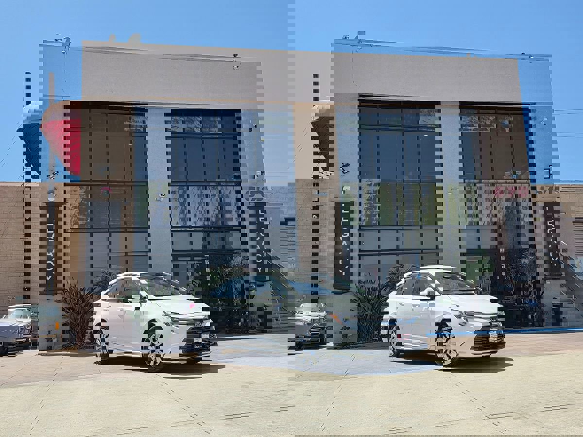 Used 2023 Toyota Corolla LE image 2