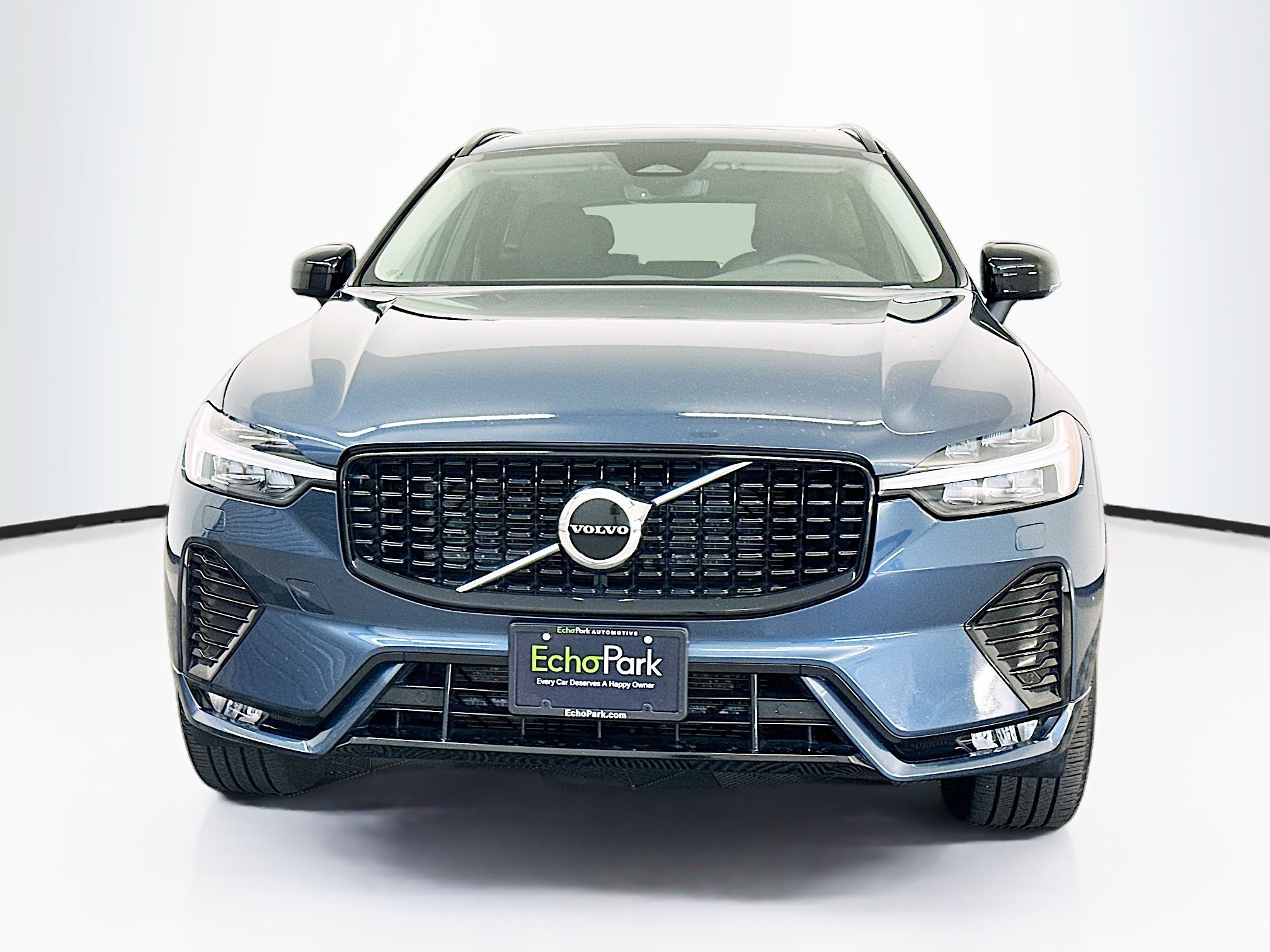 Used 2025 Volvo XC60 B5 Core image 2