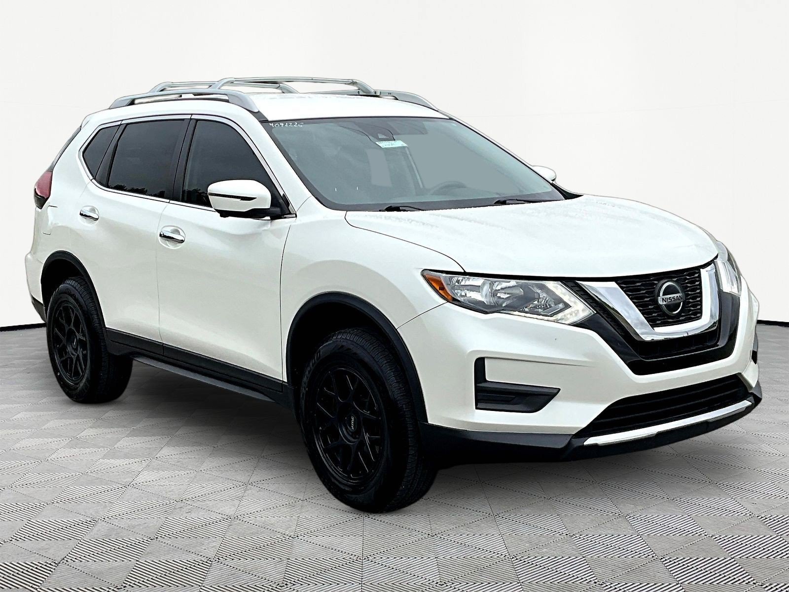 Used 2019 Nissan Rogue SV w/ Premium Package FWD image 3