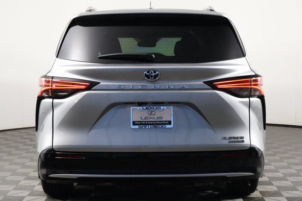 Used 2023 Toyota Sienna Platinum FWD image 5