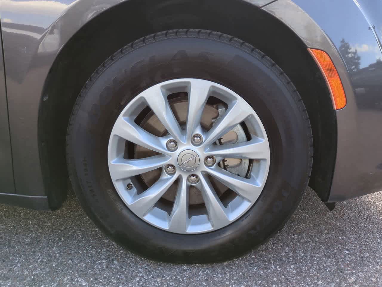 Used 2017 Chrysler Pacifica Touring-L FWD image 11