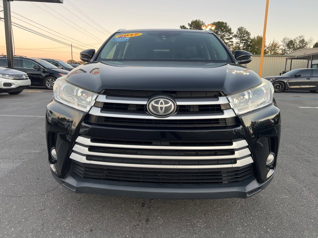 Used 2017 Toyota Highlander XLE image 2