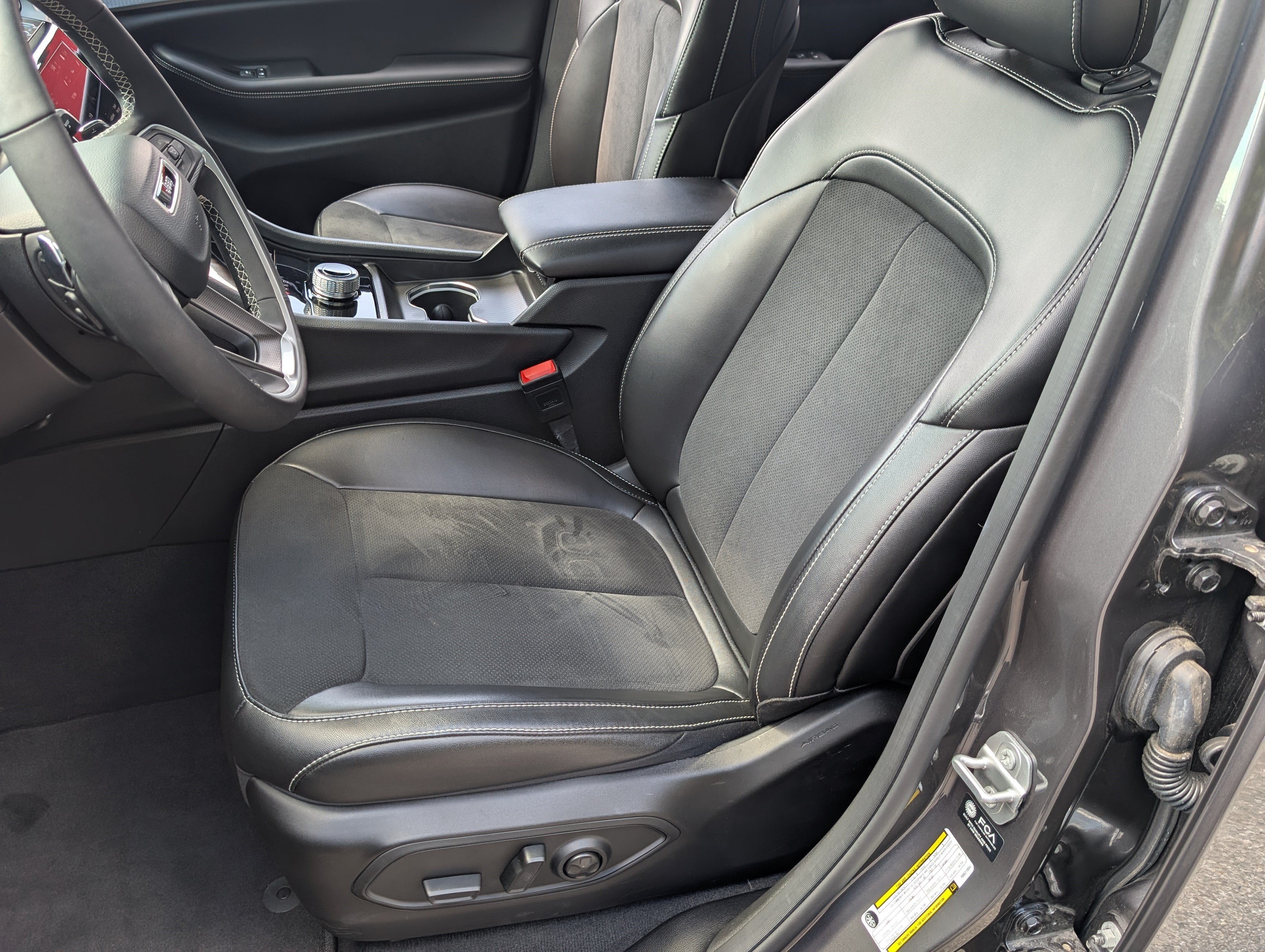 Used 2024 Jeep Grand Cherokee Altitude RWD image 16