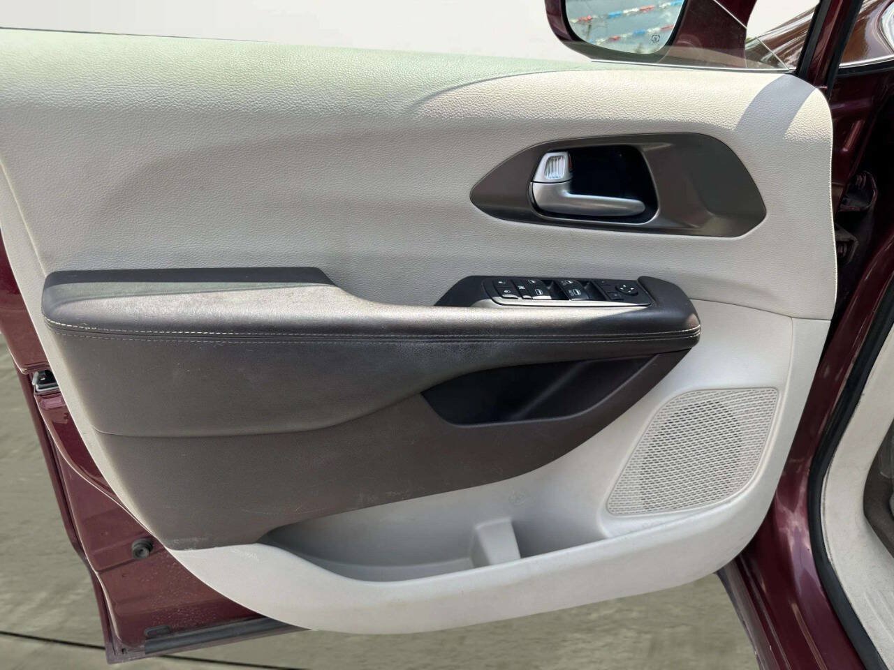 Used 2017 Chrysler Pacifica Touring-L FWD image 10