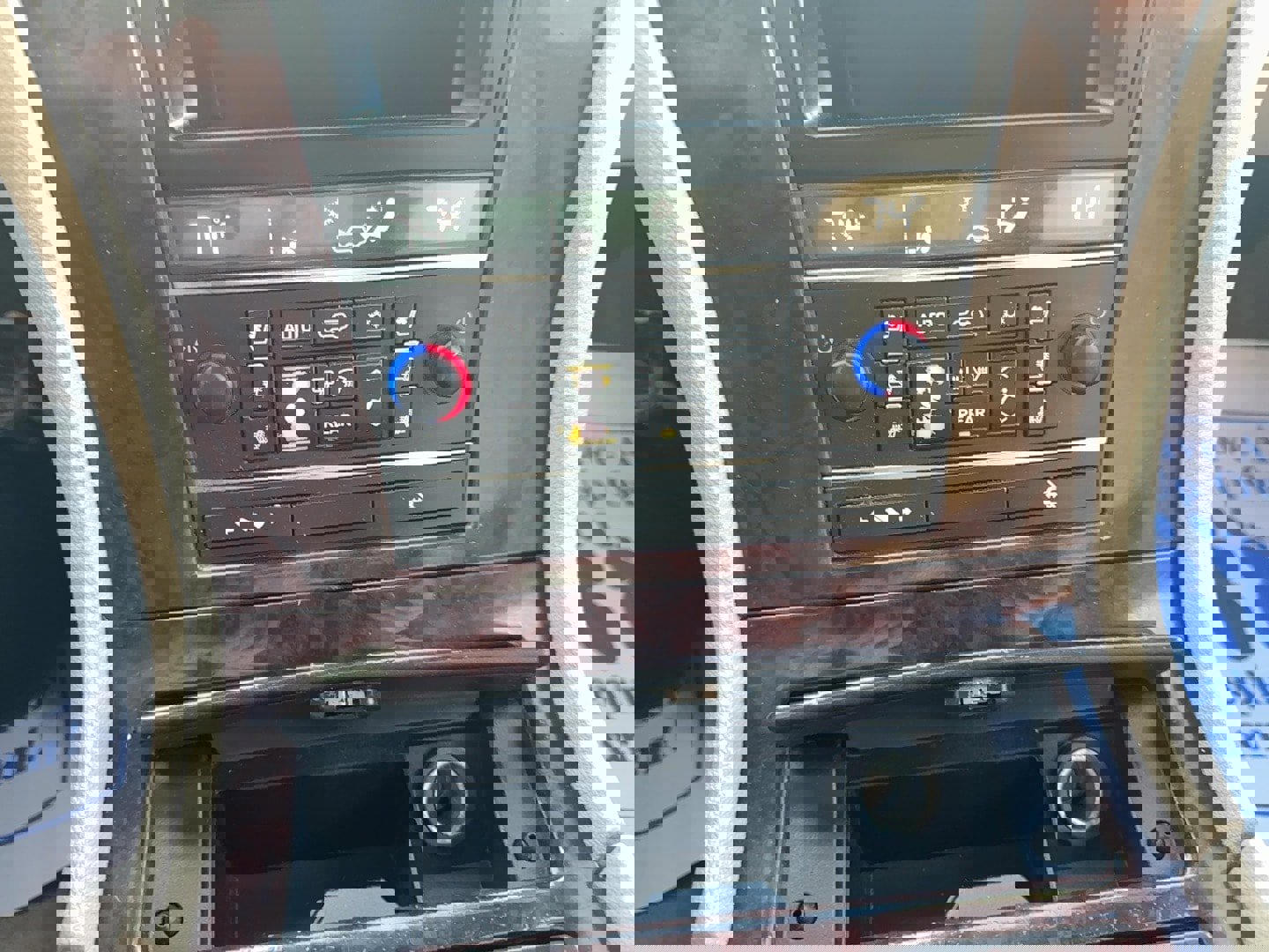 Used 2014 Cadillac Escalade Luxury image 16