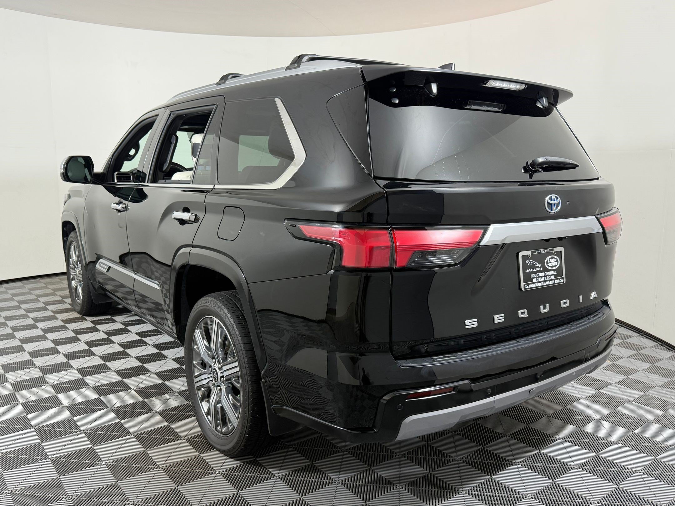 Used 2024 Toyota Sequoia Capstone AWD/4WD image 3