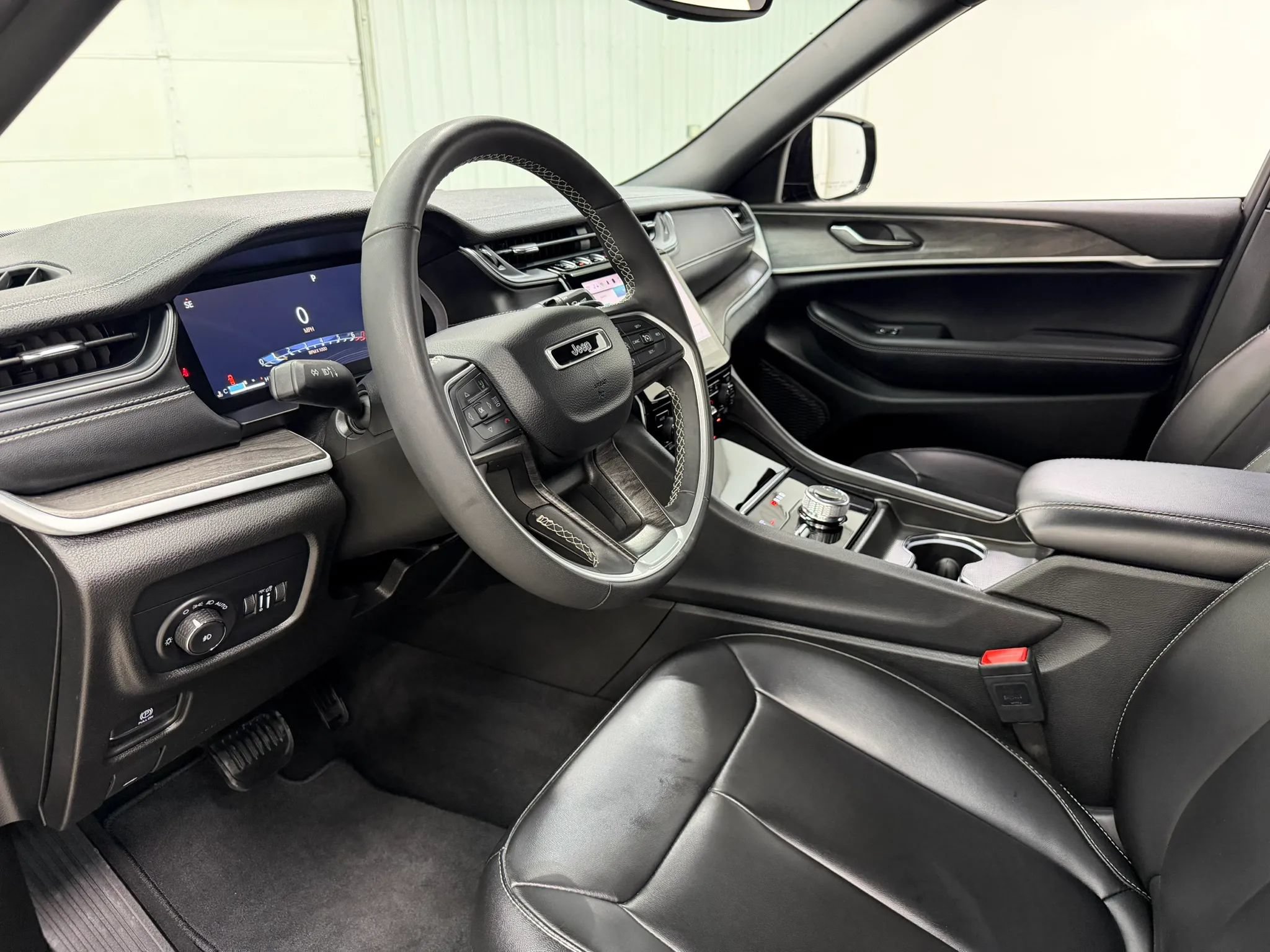 Used 2024 Jeep Grand Cherokee Limited AWD/4WD image 12