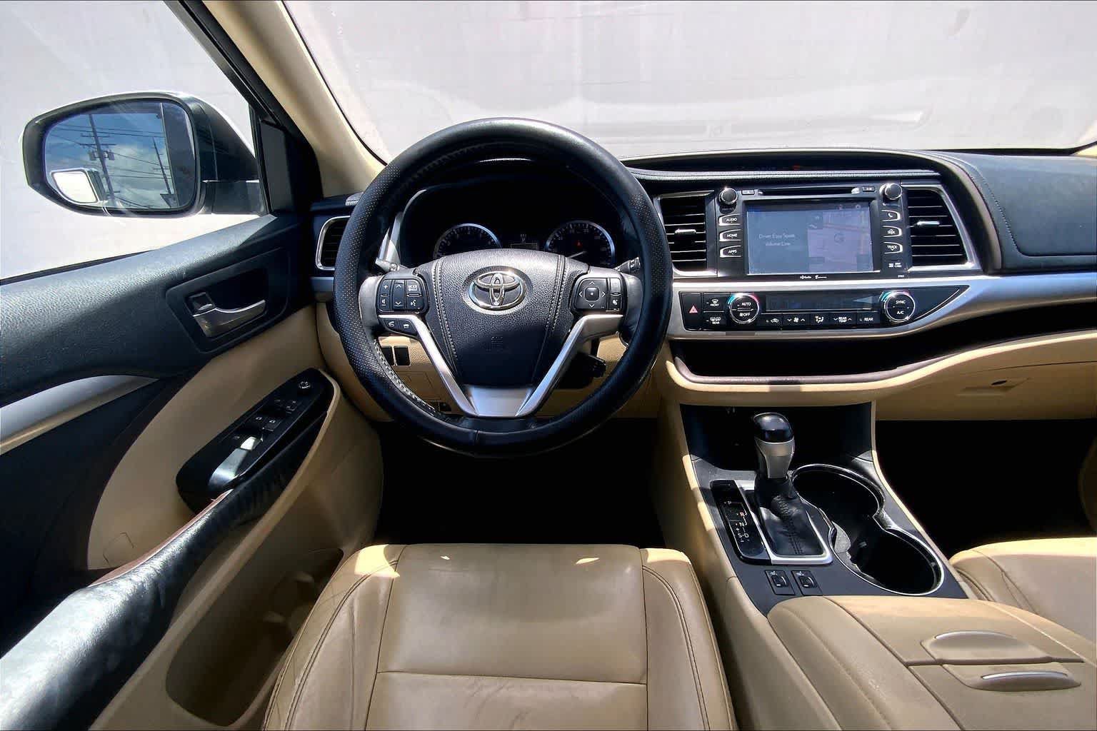 Used 2014 Toyota Highlander XLE w/ Preferred Accessory Package AWD/4WD image 14