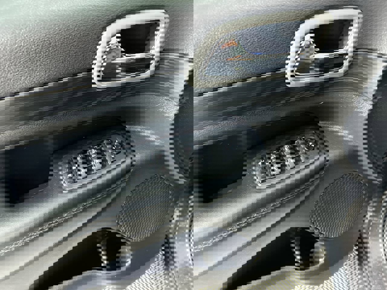 Used 2020 Jeep Grand Cherokee Laredo image 16