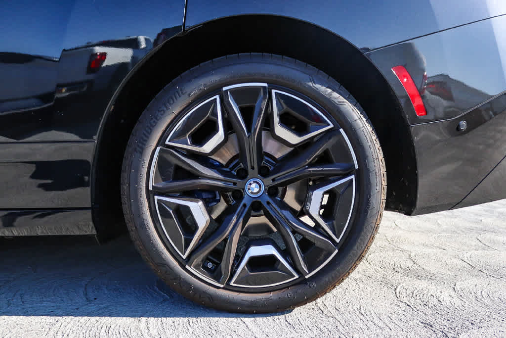 Used 2024 BMW iX xDrive50 w/ Sport Package AWD/4WD image 10
