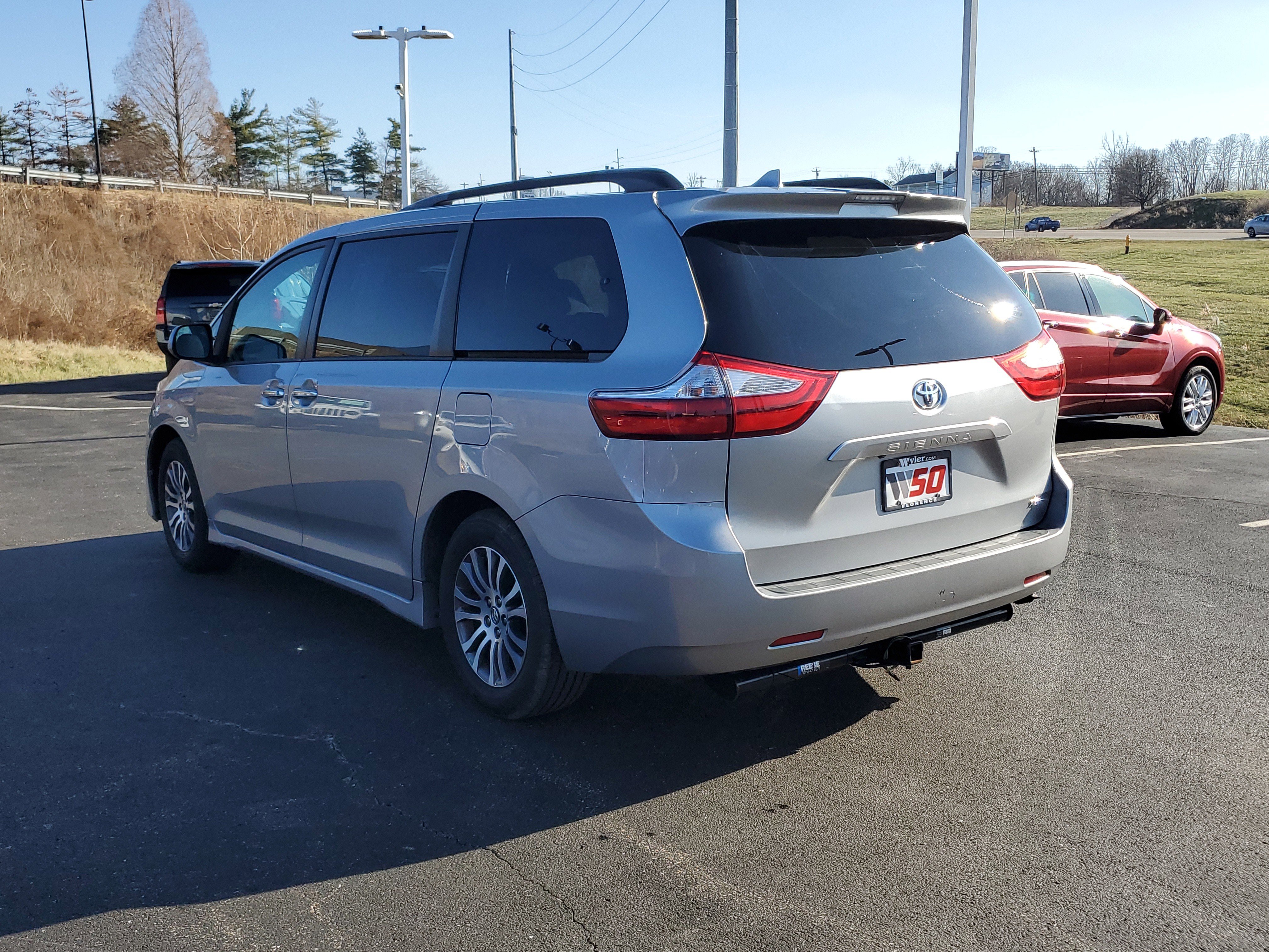 Used 2018 Toyota Sienna XLE image 7