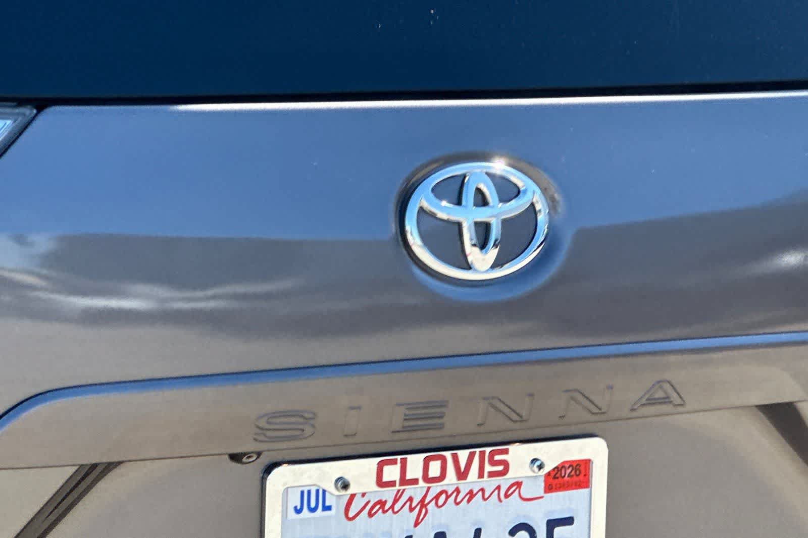 Used 2015 Toyota Sienna SE w/ SE Preferred Package FWD image 35