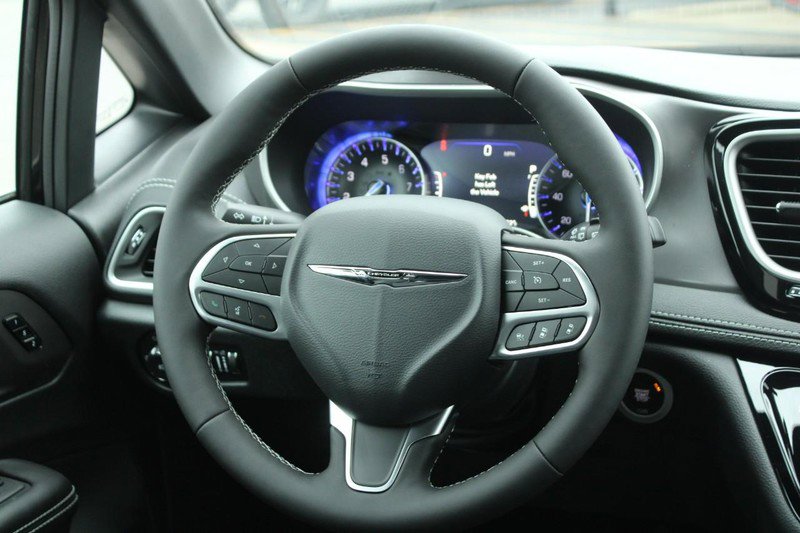 New 2026 Chrysler Pacifica Select image 6