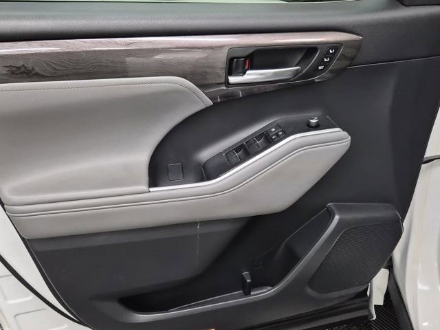 Used 2021 Toyota Highlander Platinum FWD image 19