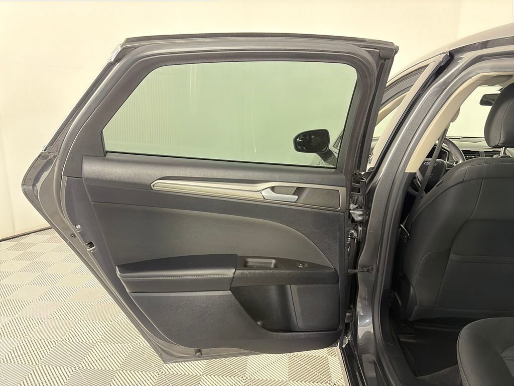 Used 2018 Ford Fusion SE w/ Fusion SE Technology Package FWD image 12