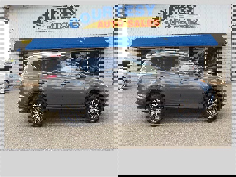 Used 2018 Toyota RAV4 XLE image 2