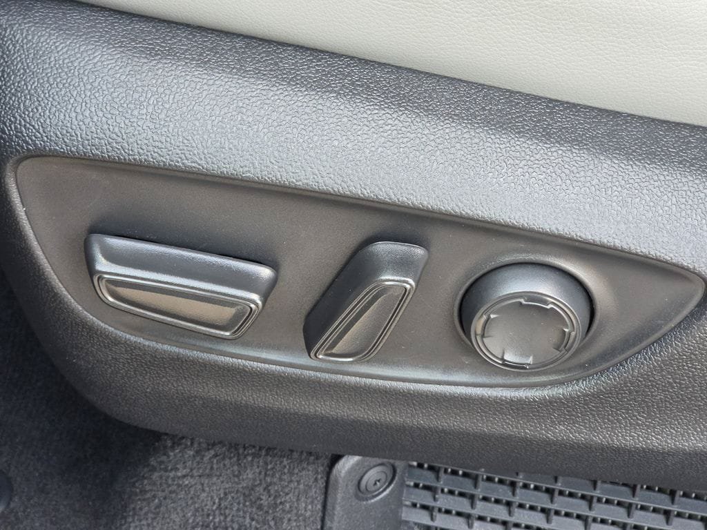 Used 2026 Toyota Sienna XLE FWD image 28