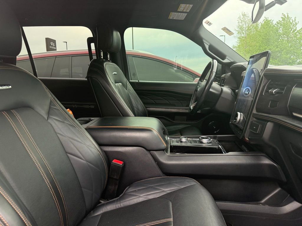 Used 2022 Ford Expedition Platinum AWD/4WD image 3