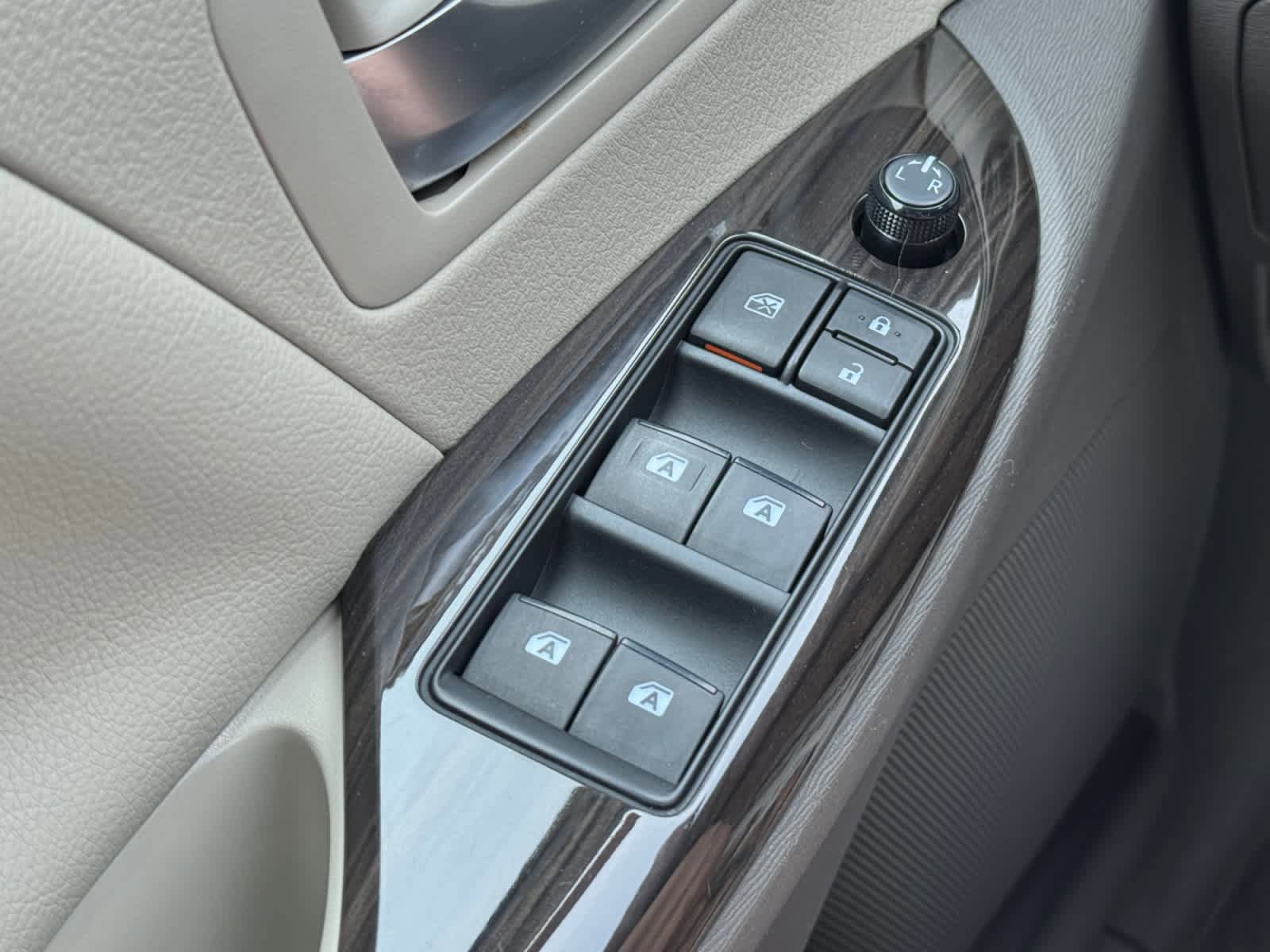 Used 2019 Toyota Sienna XLE w/ XLE Navigation Package FWD image 19