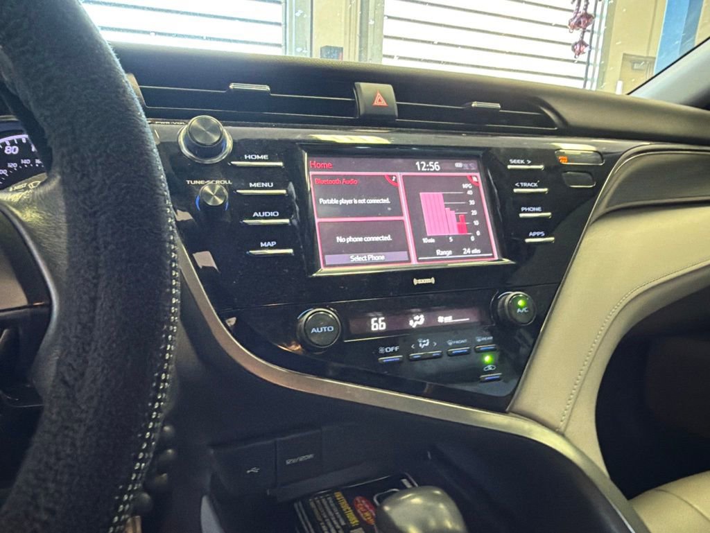 Used 2020 Toyota Camry SE FWD image 4