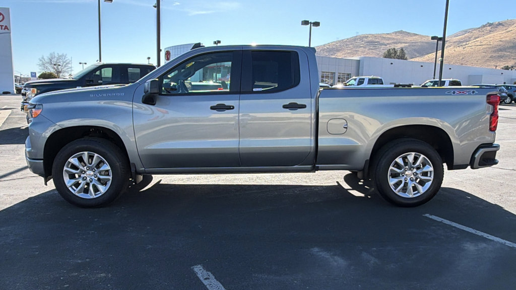 Used 2025 Chevrolet Silverado 1500 Custom image 6