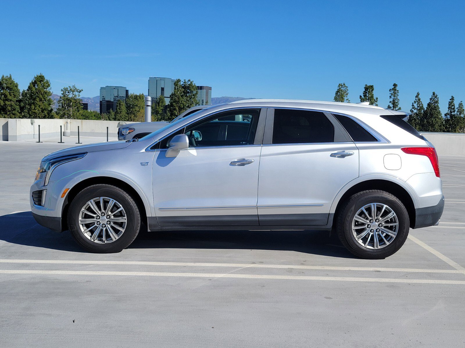 Used 2018 Cadillac XT5 Luxury w/ Driver Awareness Package image 2