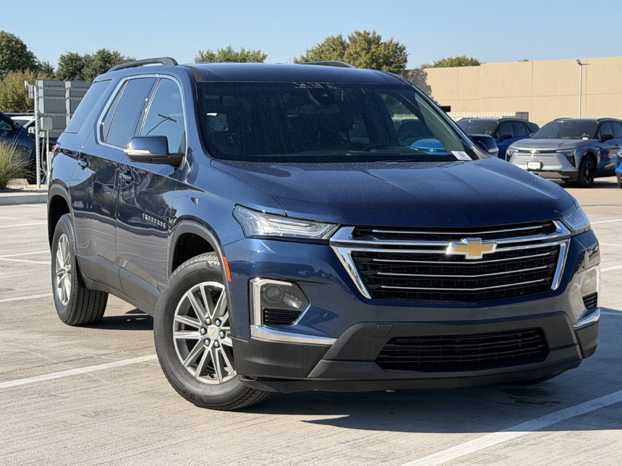 Used 2023 Chevrolet Traverse LT FWD image 2