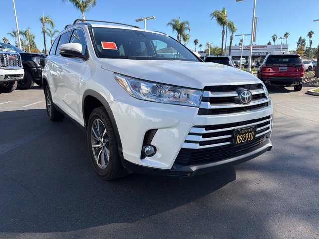 Used 2019 Toyota Highlander XLE FWD image 2