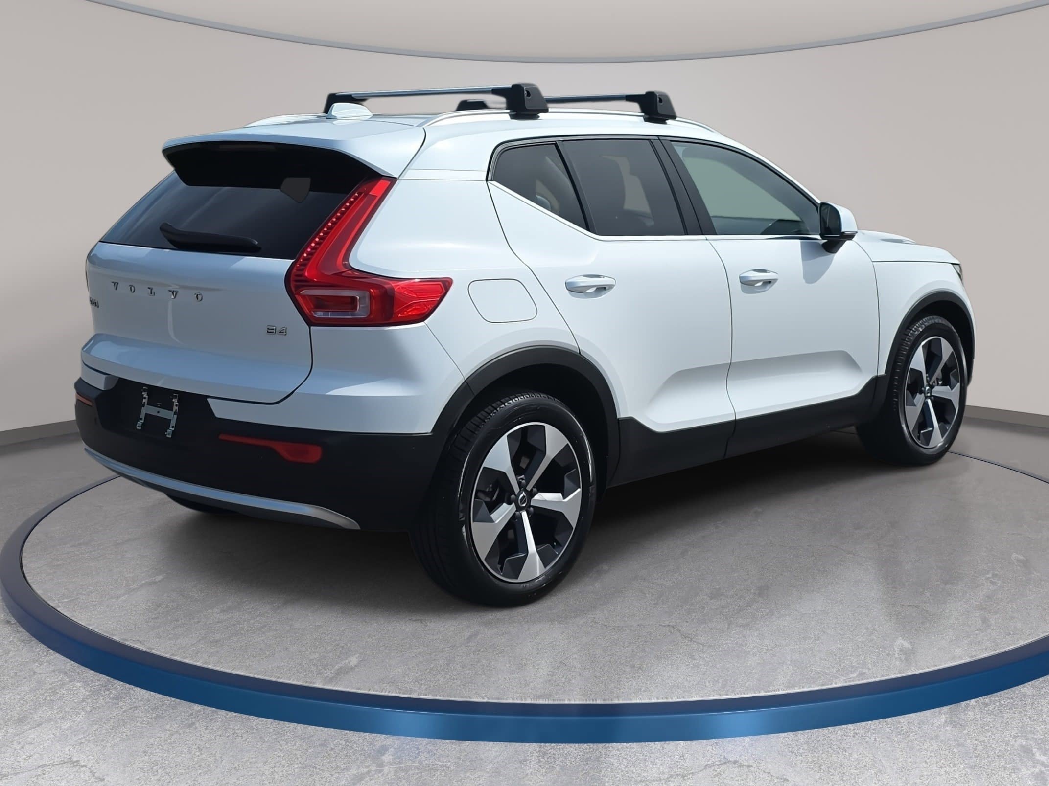 Used 2023 Volvo XC40 B4 Plus w/ Driver Assist Package image 5