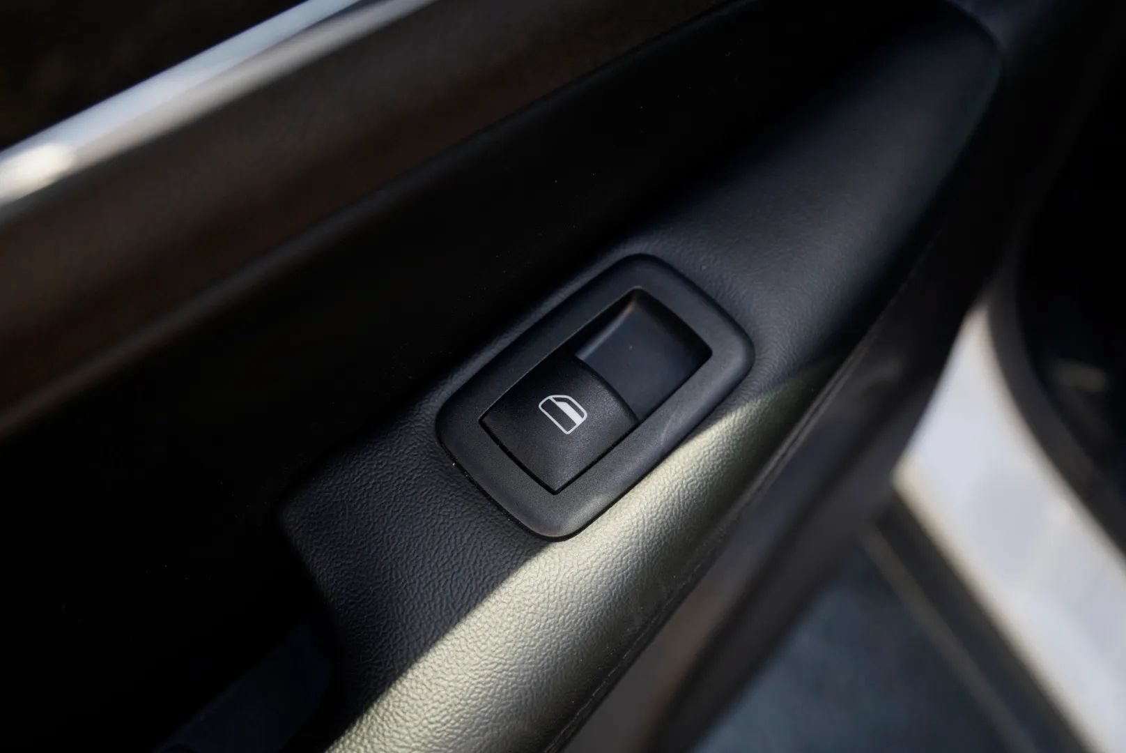 Used 2018 Jeep Grand Cherokee Limited AWD/4WD image 29