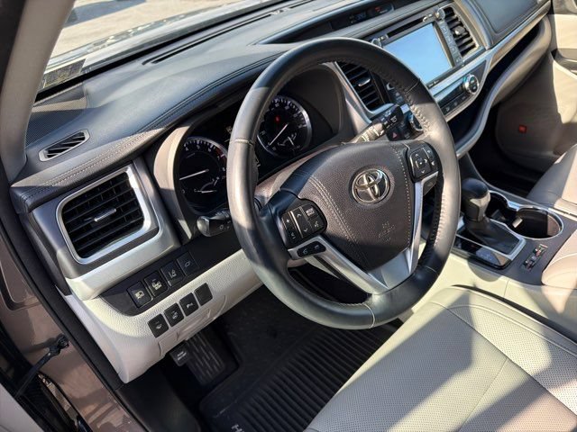 Used 2015 Toyota Highlander Limited Platinum AWD/4WD image 15