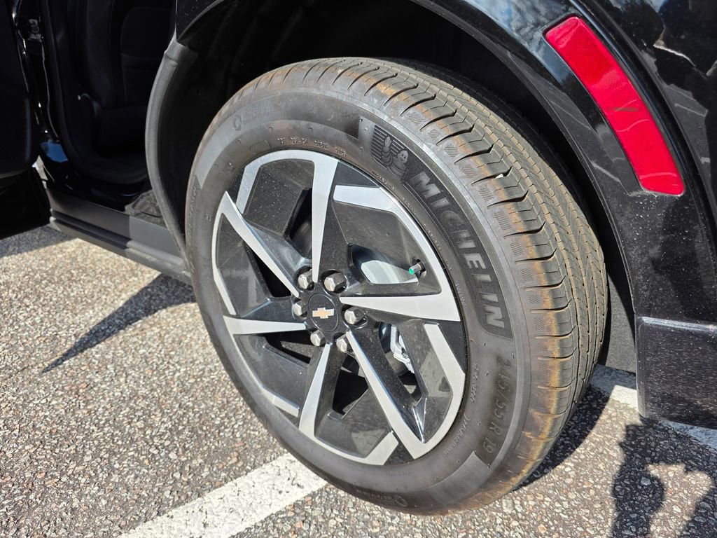 New 2025 Chevrolet Equinox EV LT image 18