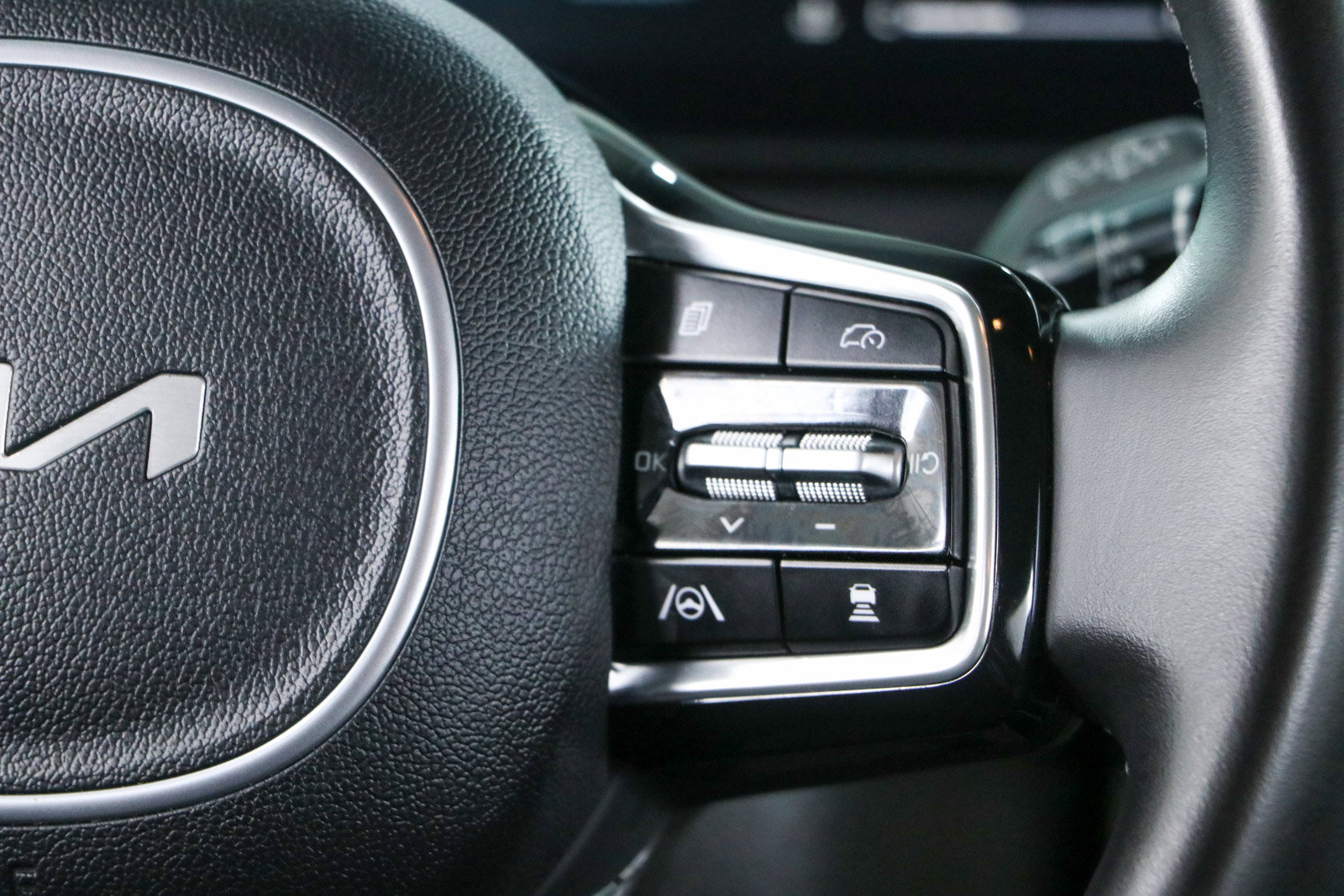 Used 2025 Kia Carnival FWD image 14