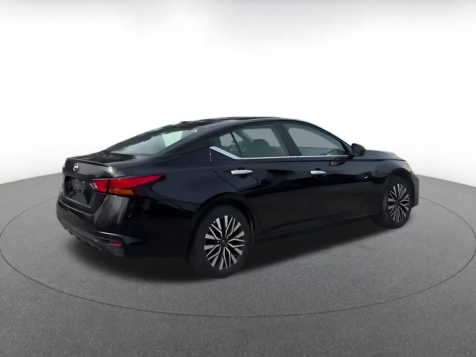 Used 2025 Nissan Altima 2.5 SV FWD image 15